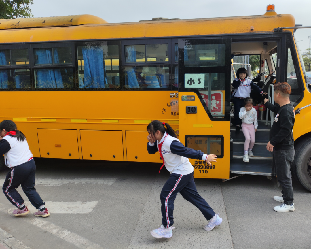 校車安全大闖關(guān)！我們都是勇敢的活力少年！——東塘小學(xué)校車安全應(yīng)急疏散演練活動(dòng)