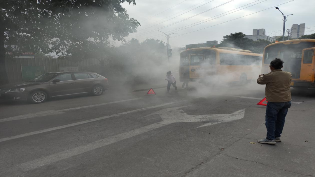 校車安全大闖關(guān)！我們都是勇敢的活力少年！——東塘小學(xué)校車安全應(yīng)急疏散演練活動(dòng)