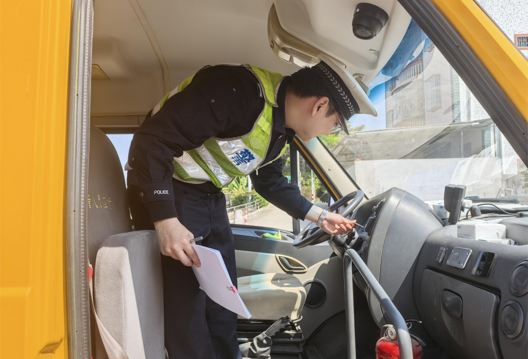 強化校車聯(lián)合檢查，為學(xué)生安全出行保駕護航