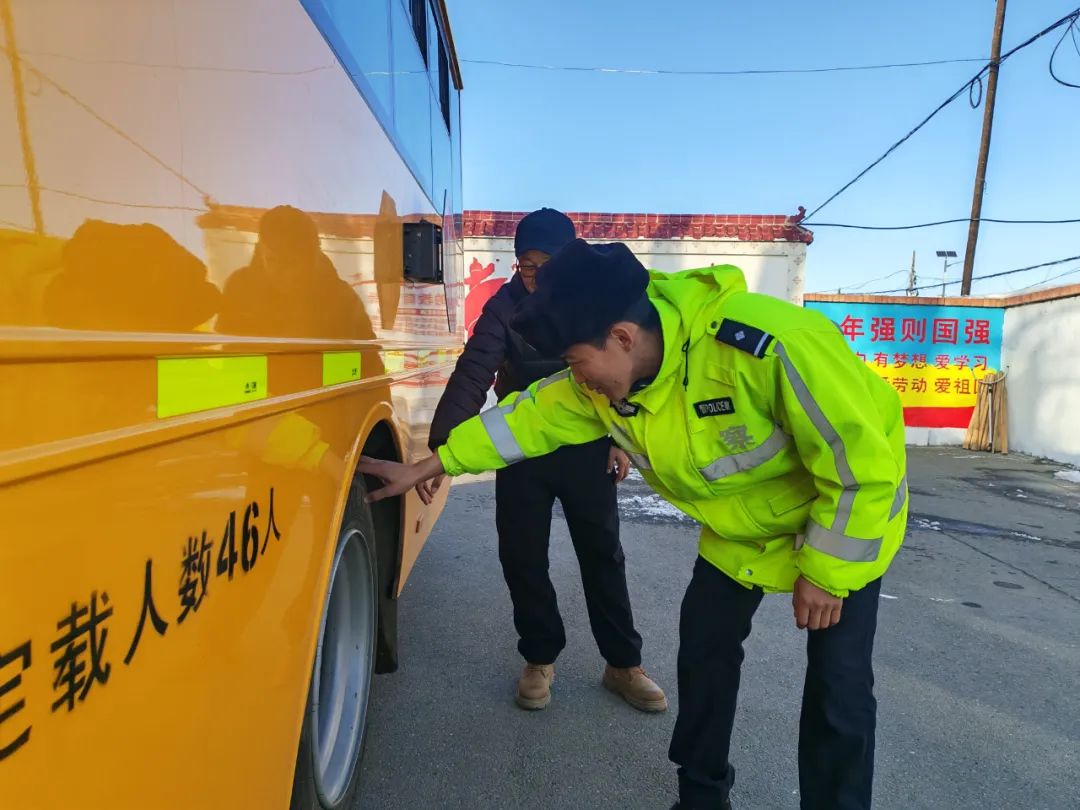 富蘊(yùn)公安：校車安全大檢查 擰緊出行“安全閥”