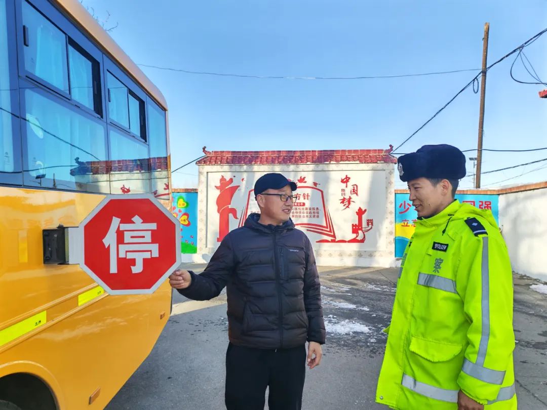富蘊(yùn)公安：校車安全大檢查 擰緊出行“安全閥”