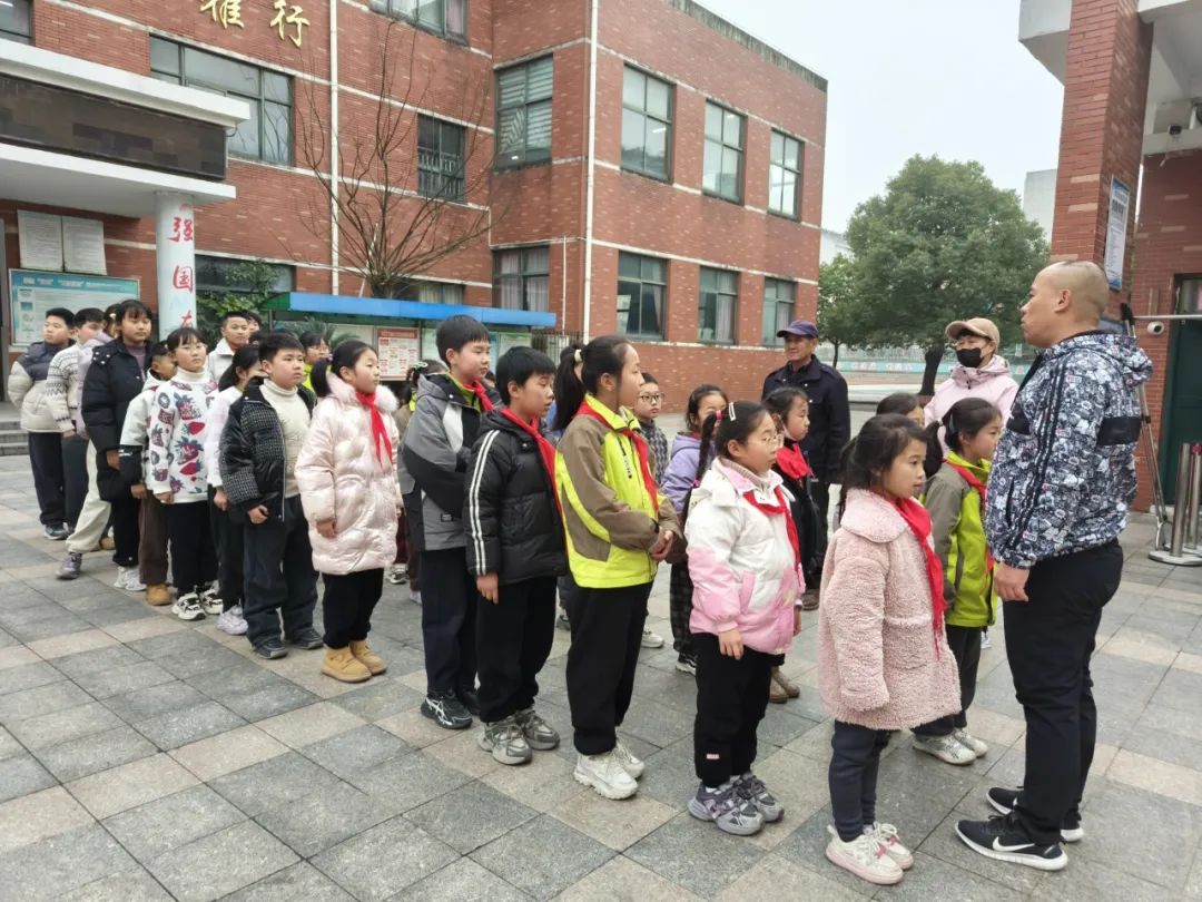 【金彩 安全】擰緊校車“安全閥” 筑牢學(xué)生“平安路”——金獅小學(xué)開展校車安全教育系列活動(dòng)