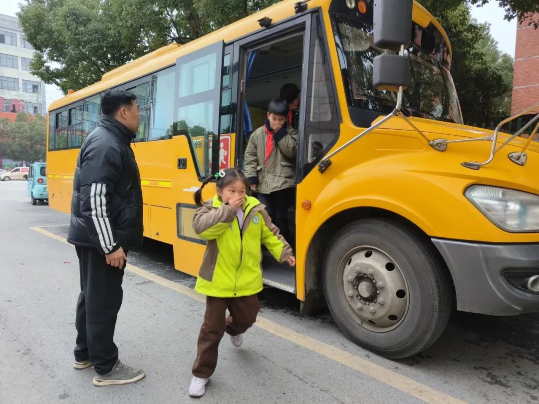 【金彩 安全】擰緊校車“安全閥” 筑牢學(xué)生“平安路”——金獅小學(xué)開展校車安全教育系列活動(dòng)
