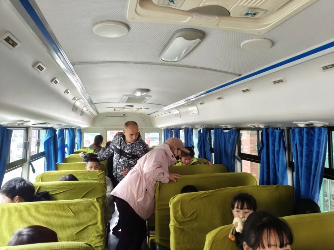 【金彩 安全】擰緊校車“安全閥” 筑牢學(xué)生“平安路”——金獅小學(xué)開展校車安全教育系列活動(dòng)