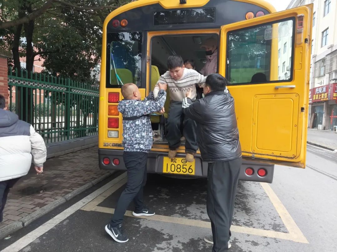 【金彩 安全】擰緊校車“安全閥” 筑牢學(xué)生“平安路”——金獅小學(xué)開展校車安全教育系列活動(dòng)
