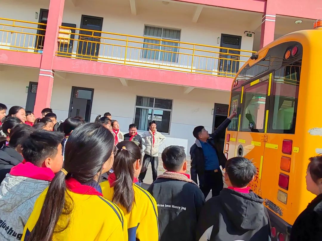 筑牢校車“防火墻”——古邵鎮(zhèn)中心小學(xué)校車消防應(yīng)急演練