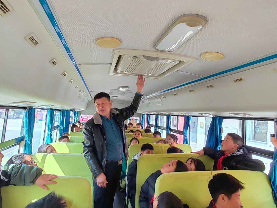 筑牢校車“防火墻”——古邵鎮(zhèn)中心小學(xué)校車消防應(yīng)急演練