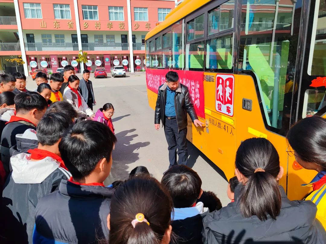 筑牢校車“防火墻”——古邵鎮(zhèn)中心小學(xué)校車消防應(yīng)急演練