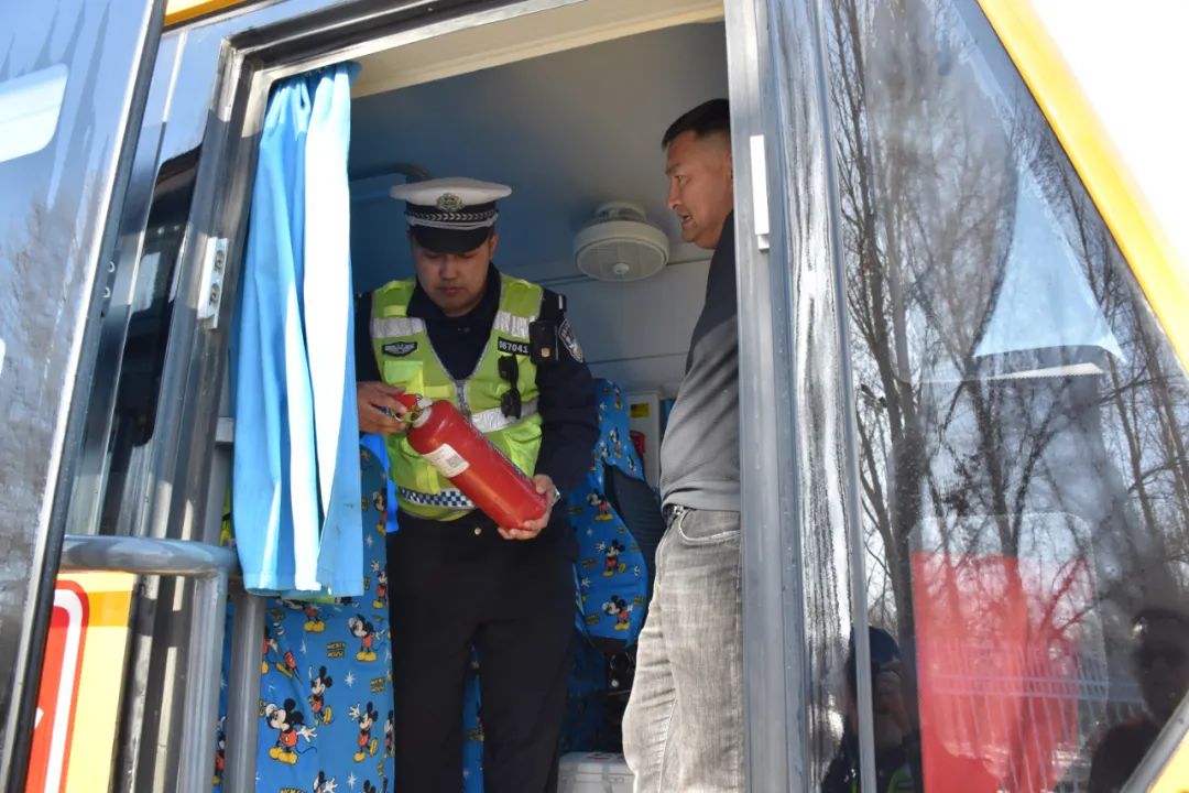 富蘊(yùn)公安“把脈”校車 擰緊安全“閥門” 富蘊(yùn)公安“把脈”校車 擰緊安全“閥門”