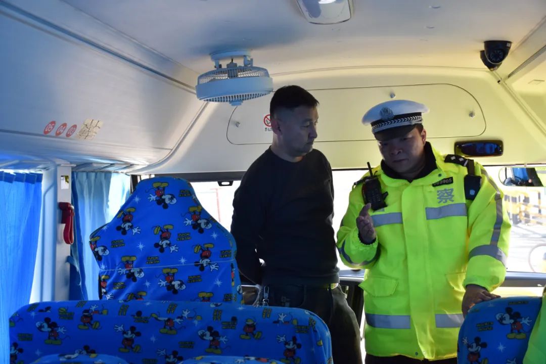 富蘊(yùn)公安“把脈”校車 擰緊安全“閥門” 富蘊(yùn)公安“把脈”校車 擰緊安全“閥門”