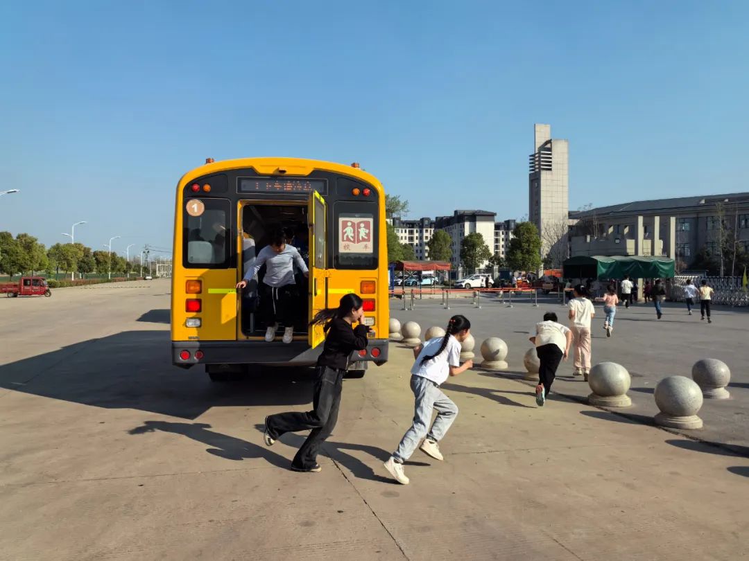 【二小 · 集團(tuán)新聞】葉集二小教育集團(tuán)孫崗校區(qū)組織開(kāi)展校車安全應(yīng)急逃生演練活動(dòng) 圖片