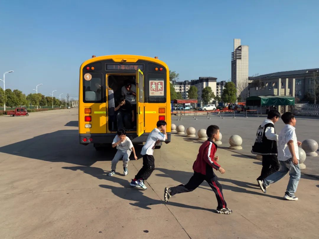 【二小 · 集團(tuán)新聞】葉集二小教育集團(tuán)孫崗校區(qū)組織開(kāi)展校車安全應(yīng)急逃生演練活動(dòng) 圖片