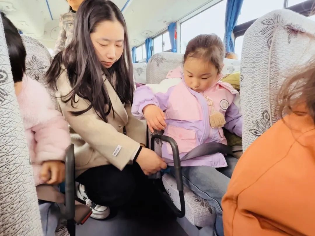 安全丨平安乘車 你我“童”行——小紀(jì)鎮(zhèn)中心幼兒園校車安全應(yīng)急疏散演練活動