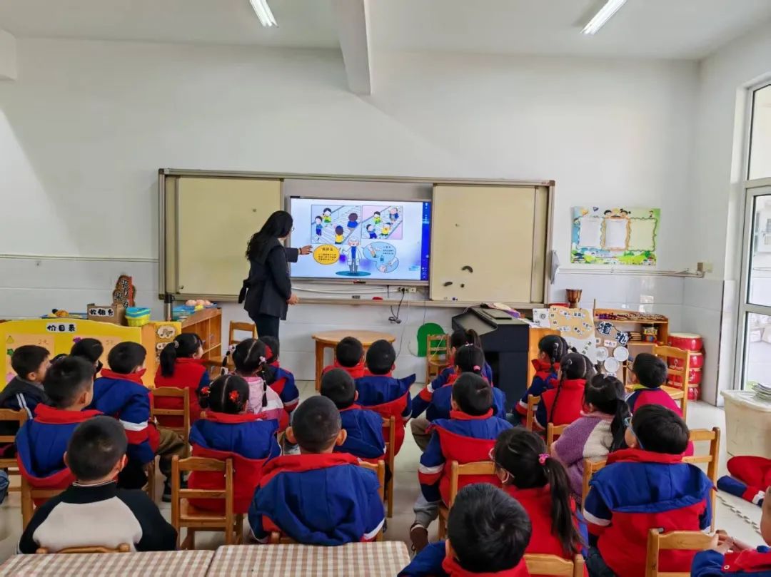 安全丨平安乘車 你我“童”行——小紀(jì)鎮(zhèn)中心幼兒園校車安全應(yīng)急疏散演練活動