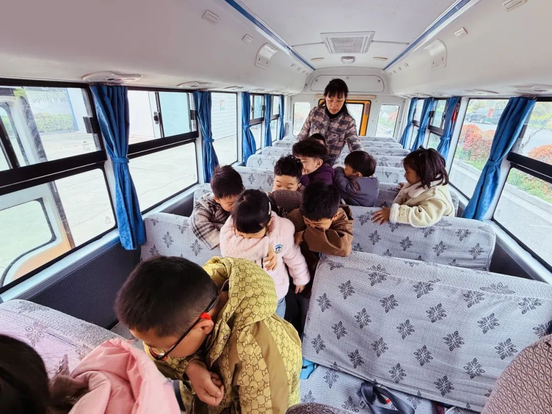 安全丨平安乘車 你我“童”行——小紀(jì)鎮(zhèn)中心幼兒園校車安全應(yīng)急疏散演練活動