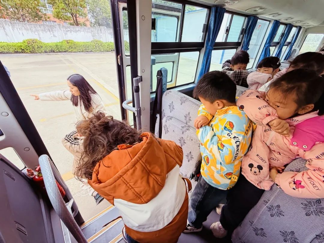 安全丨平安乘車 你我“童”行——小紀(jì)鎮(zhèn)中心幼兒園校車安全應(yīng)急疏散演練活動