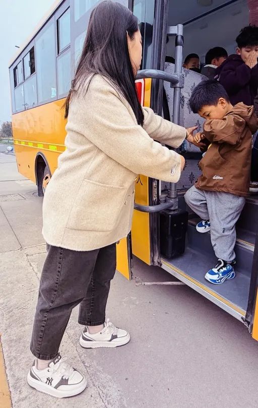 安全丨平安乘車 你我“童”行——小紀(jì)鎮(zhèn)中心幼兒園校車安全應(yīng)急疏散演練活動