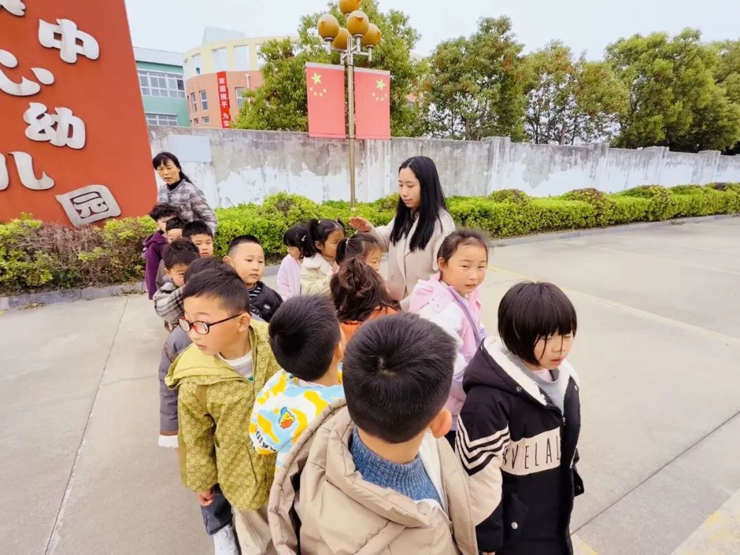 安全丨平安乘車 你我“童”行——小紀(jì)鎮(zhèn)中心幼兒園校車安全應(yīng)急疏散演練活動