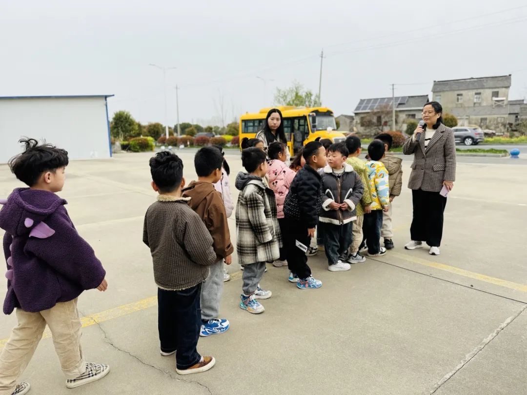 安全丨平安乘車 你我“童”行——小紀(jì)鎮(zhèn)中心幼兒園校車安全應(yīng)急疏散演練活動