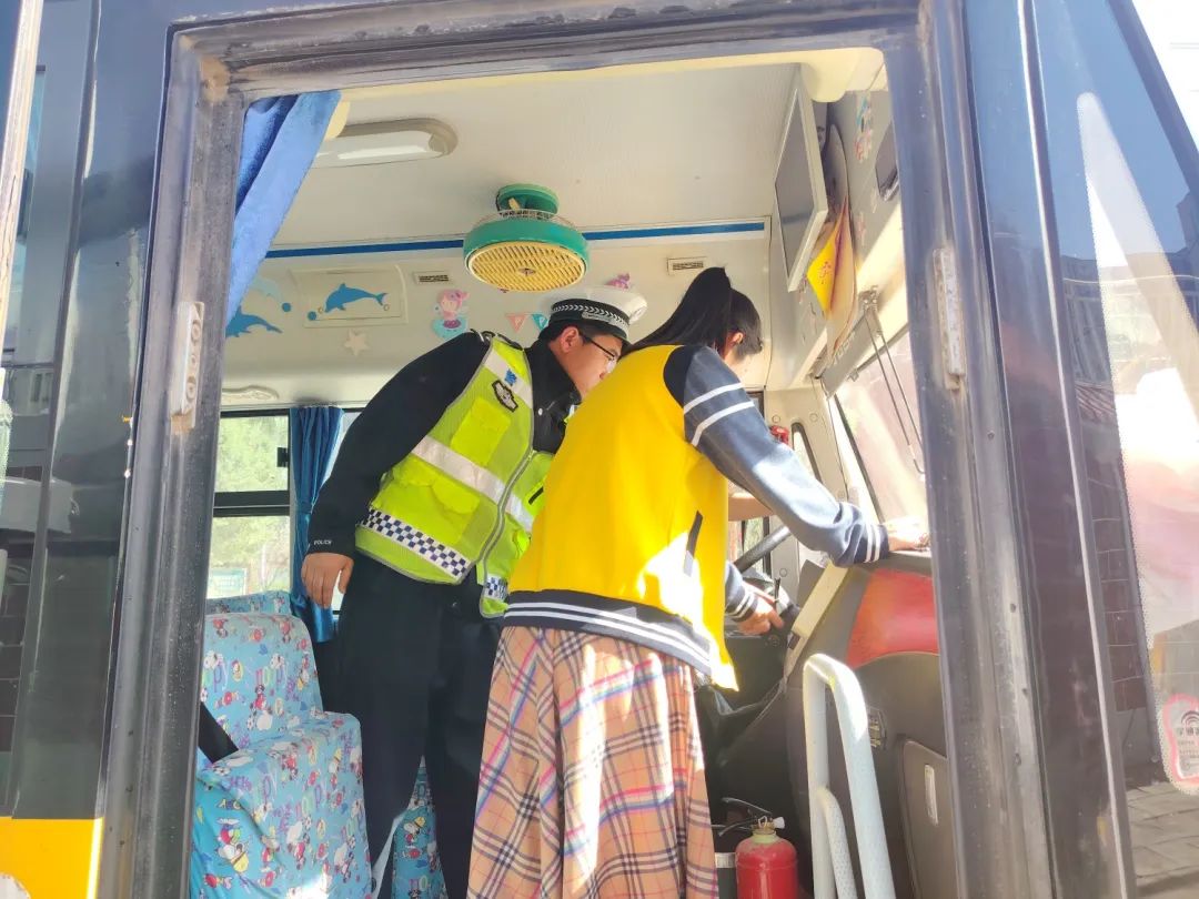 春季攻防宣丨校車安全“大檢查” 筑牢學(xué)生“安全路” 圖片