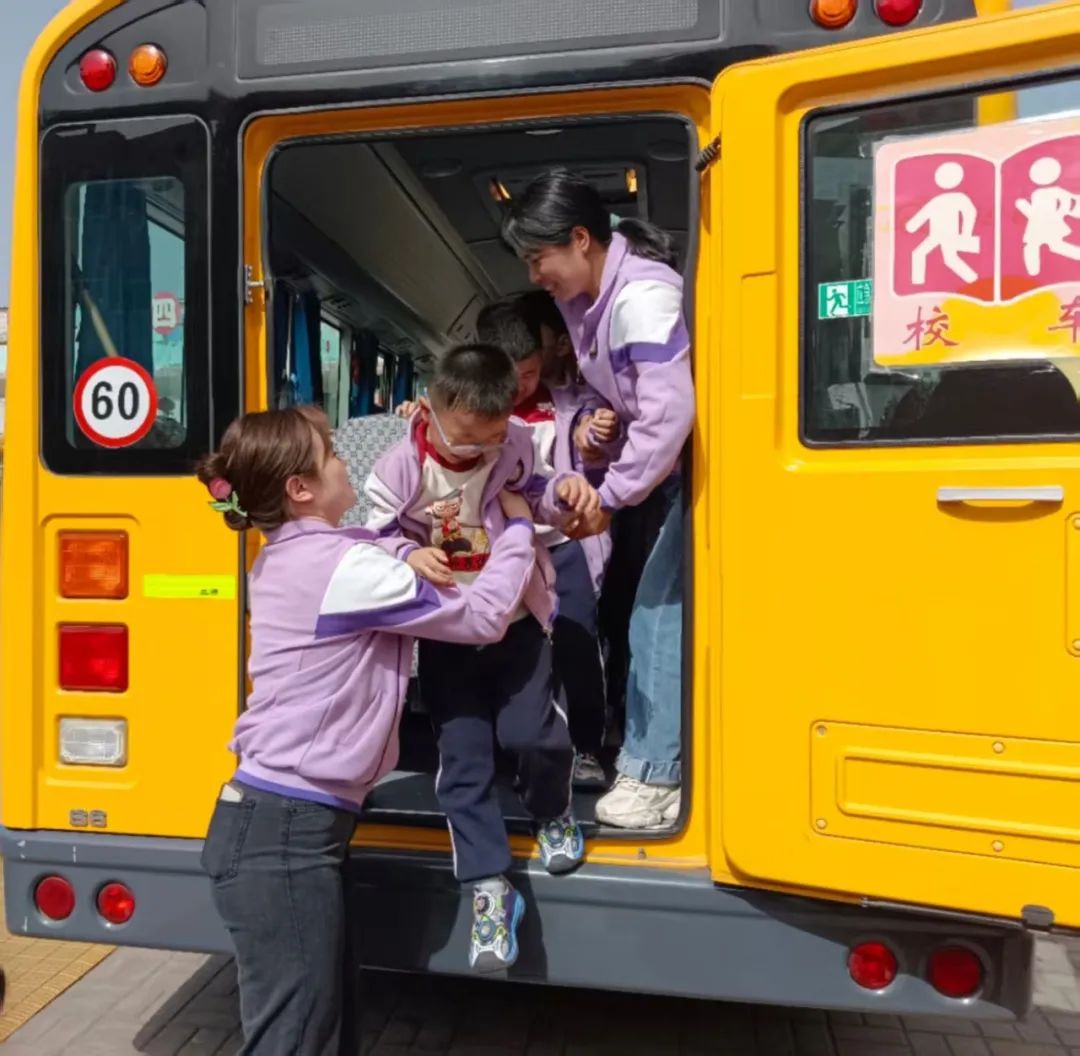 【校園安全】與“愛”同路 安全“童”行——新安縣第四實(shí)驗(yàn)幼兒園校車安全演練活動(dòng)