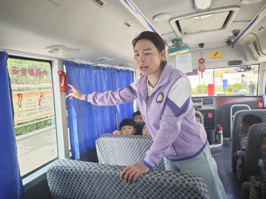 【校園安全】與“愛”同路 安全“童”行——新安縣第四實(shí)驗(yàn)幼兒園校車安全演練活動(dòng)