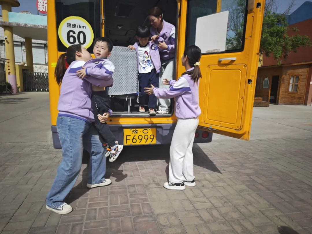 【校園安全】與“愛”同路 安全“童”行——新安縣第四實(shí)驗(yàn)幼兒園校車安全演練活動(dòng)