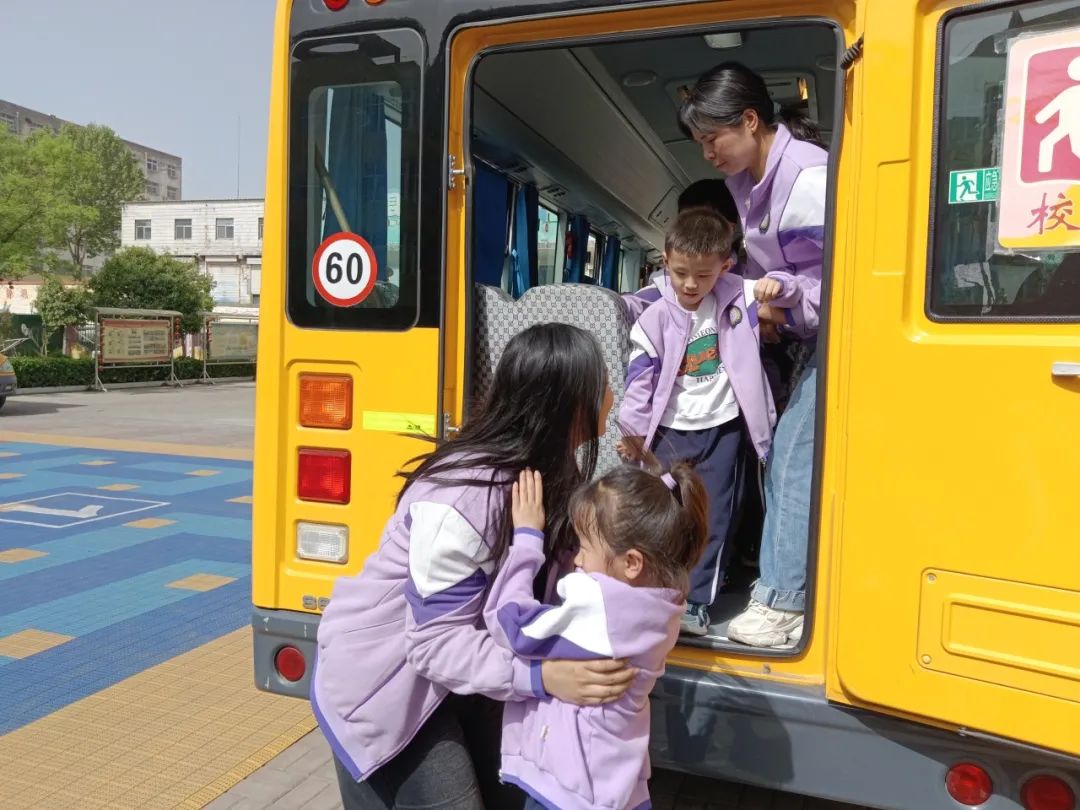 【校園安全】與“愛”同路 安全“童”行——新安縣第四實(shí)驗(yàn)幼兒園校車安全演練活動(dòng)