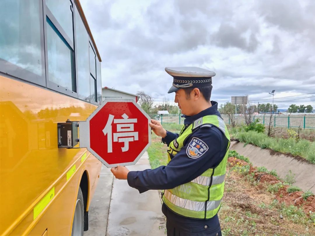 富蘊公安:筑牢校車安全防線 護(hù)航學(xué)子平安出行 圖片