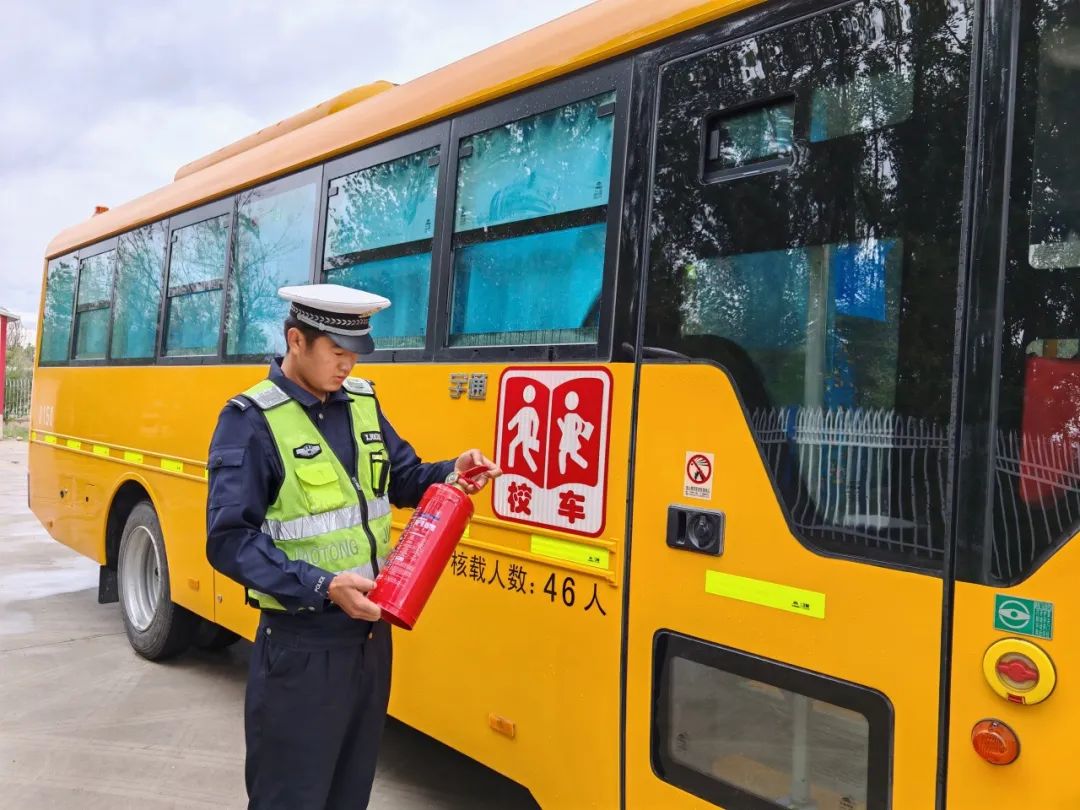 富蘊公安:筑牢校車安全防線 護(hù)航學(xué)子平安出行 圖片