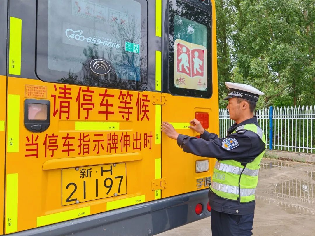 富蘊公安:筑牢校車安全防線 護(hù)航學(xué)子平安出行 圖片