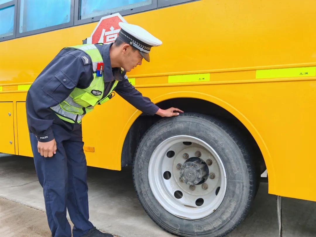 富蘊公安:筑牢校車安全防線 護(hù)航學(xué)子平安出行 圖片