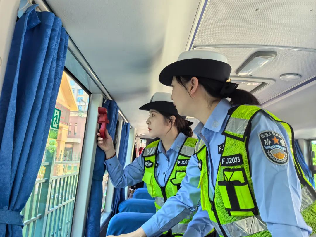 安定高速交警強(qiáng)化校車安全檢查 擰緊出行“安全閥” 圖片