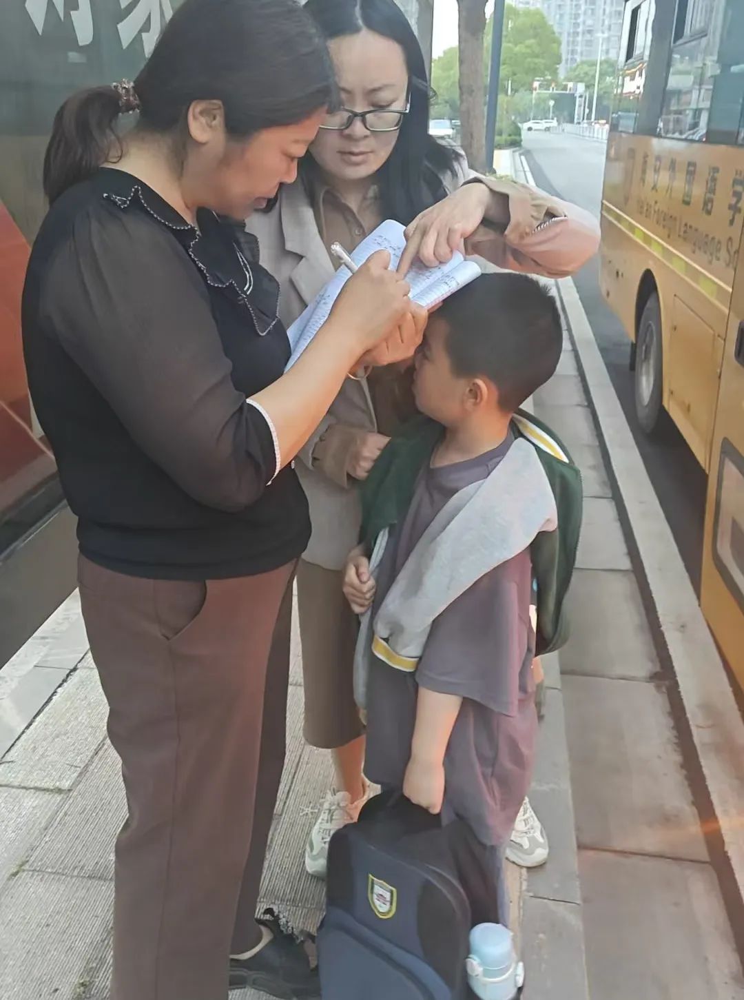 校園安全丨車輪上的避風(fēng)港:校車?yán)锏某砷L守護日記 微信圖片_20250516081739.jpg