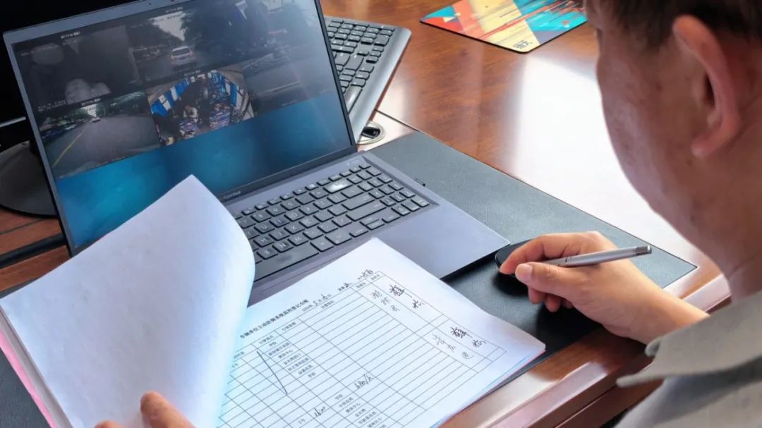 校園安全丨車輪上的避風(fēng)港:校車?yán)锏某砷L守護日記 b5115e007deba2752235c308bc1a84c.jpg