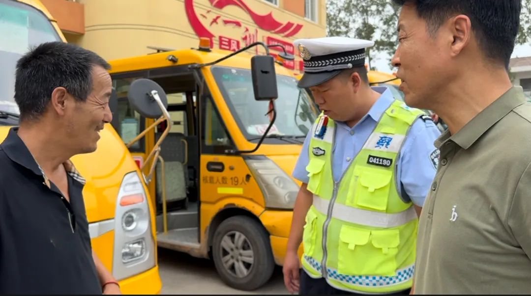 西吳中心校聯(lián)合交警開展六月校車安全檢查/ 圖片