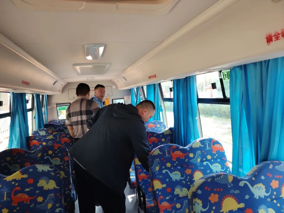 徐官屯街道聯(lián)合交警大隊開展校車安全專項檢查 筑牢學(xué)生出行“防護墻” 圖片