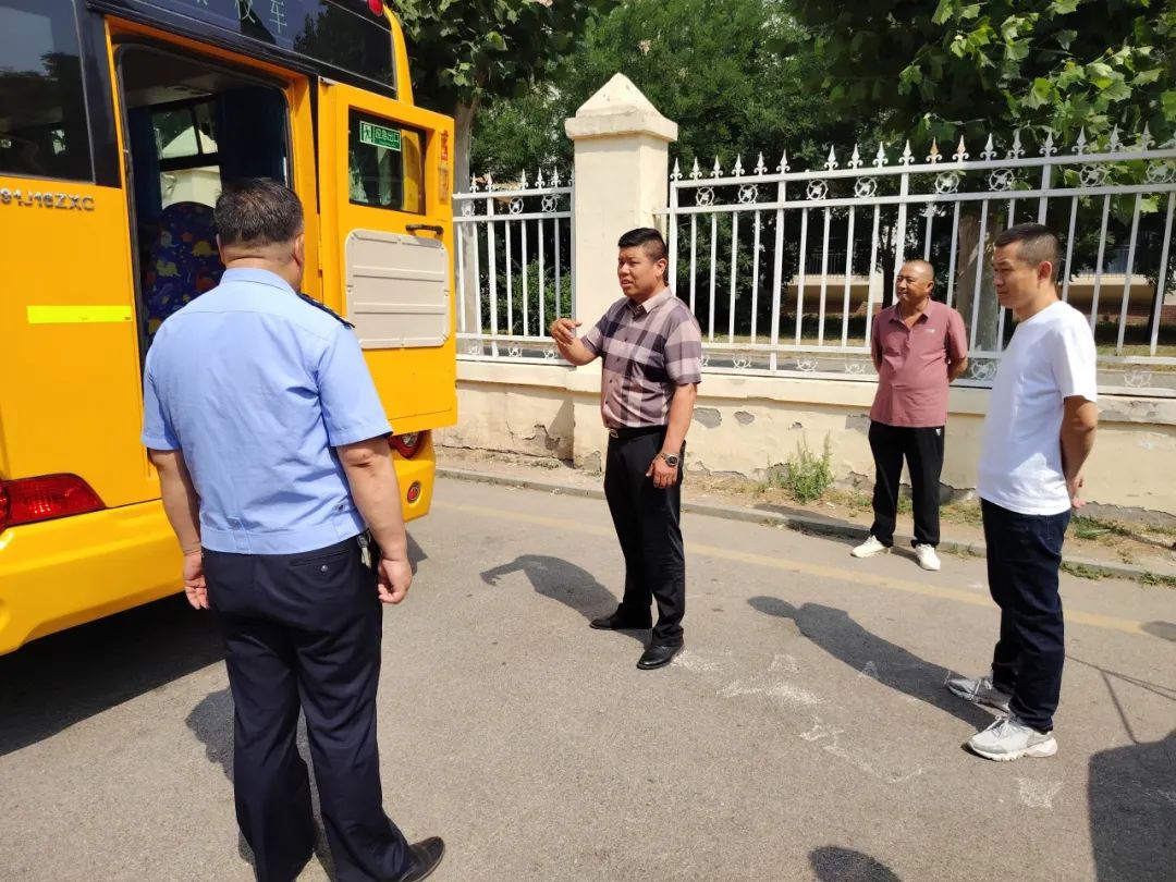 徐官屯街道聯(lián)合交警大隊開展校車安全專項檢查 筑牢學(xué)生出行“防護墻” 圖片