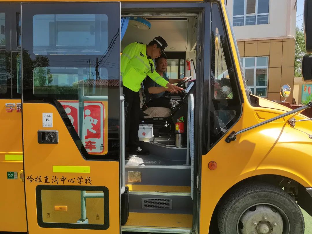 護(hù)航學(xué)子平安路——互助公安嚴(yán)把校車“體檢關(guān)” 守護(hù)學(xué)生“平安路” 護(hù)航學(xué)子平安路——互助公安嚴(yán)把校車“體檢關(guān)” 守護(hù)學(xué)生“平安路”