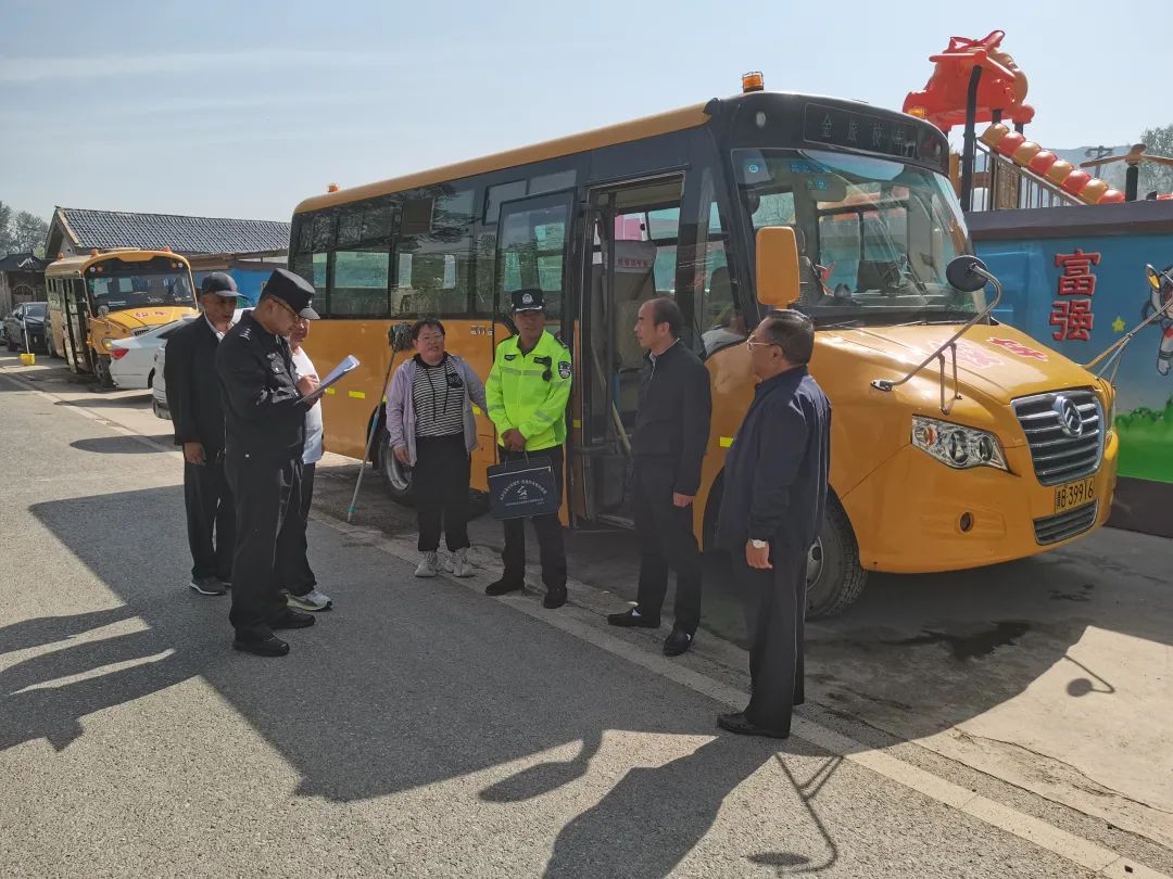 護(hù)航學(xué)子平安路——互助公安嚴(yán)把校車“體檢關(guān)” 守護(hù)學(xué)生“平安路” 護(hù)航學(xué)子平安路——互助公安嚴(yán)把校車“體檢關(guān)” 守護(hù)學(xué)生“平安路”
