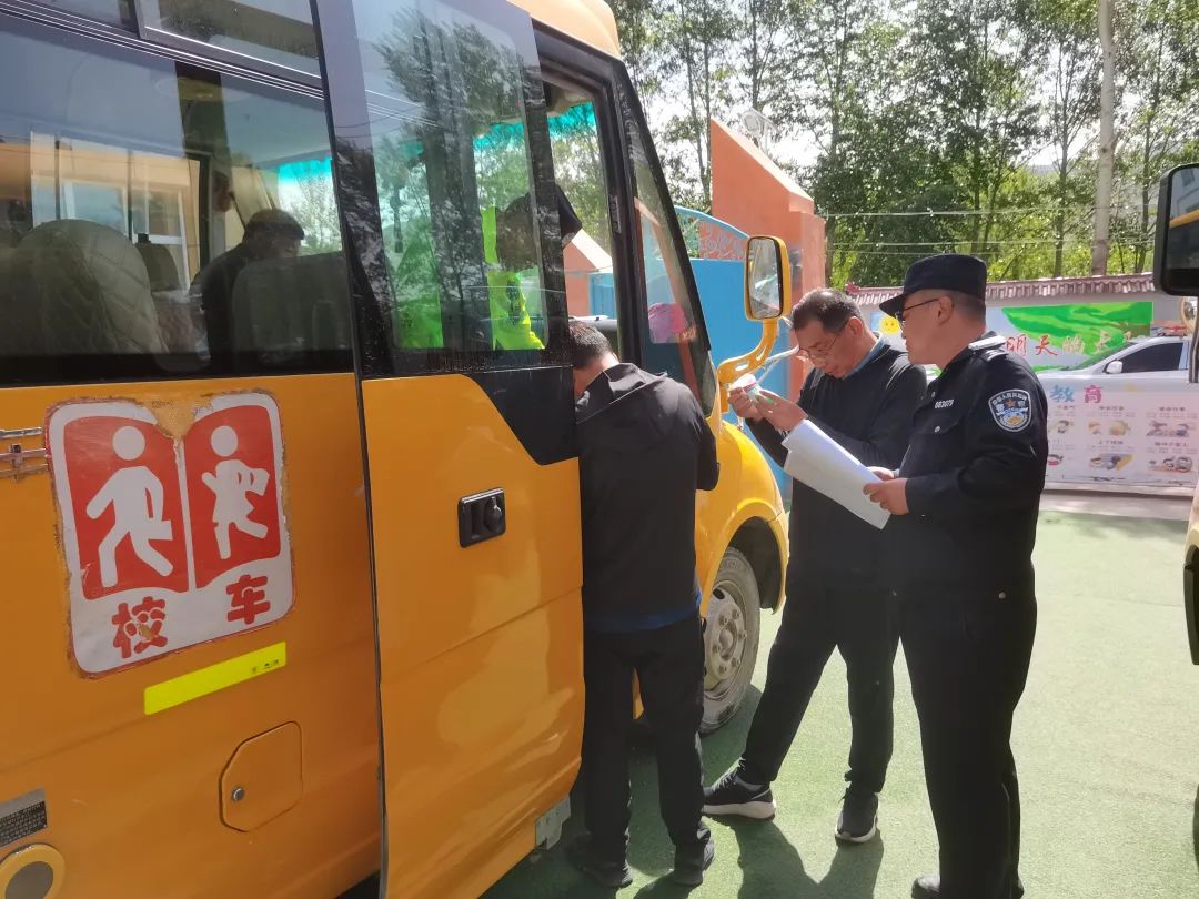 護(hù)航學(xué)子平安路——互助公安嚴(yán)把校車“體檢關(guān)” 守護(hù)學(xué)生“平安路” 護(hù)航學(xué)子平安路——互助公安嚴(yán)把校車“體檢關(guān)” 守護(hù)學(xué)生“平安路”
