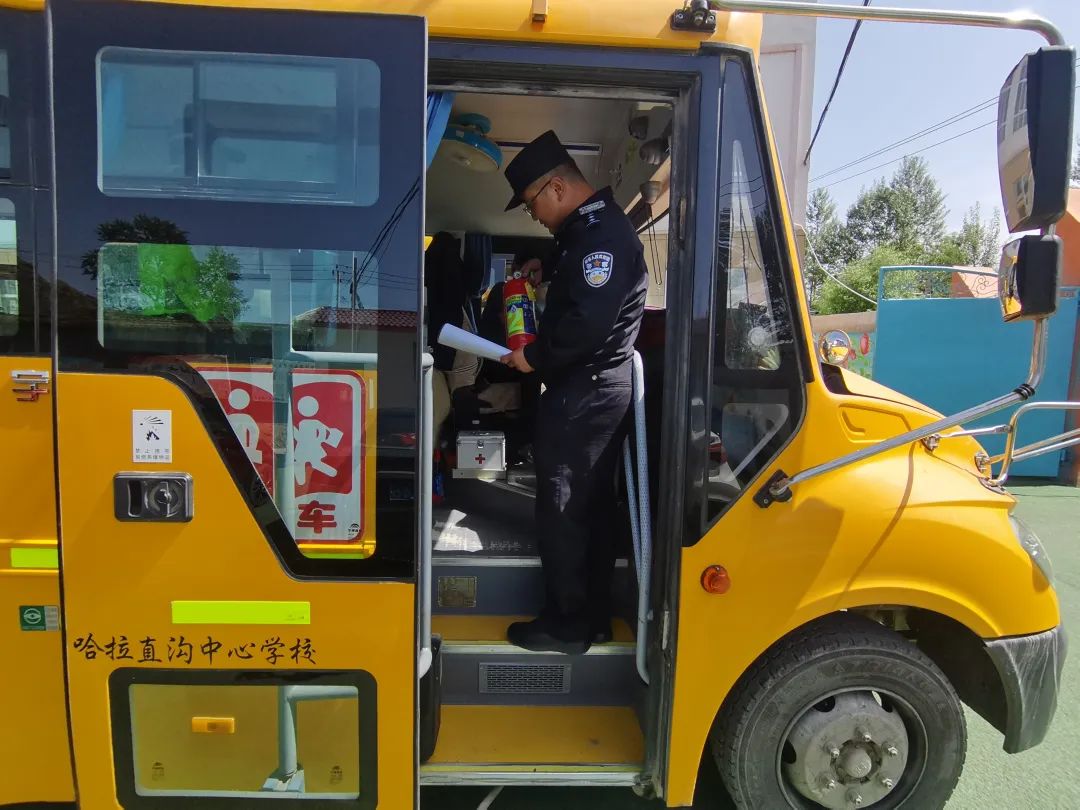 護(hù)航學(xué)子平安路——互助公安嚴(yán)把校車“體檢關(guān)” 守護(hù)學(xué)生“平安路” 護(hù)航學(xué)子平安路——互助公安嚴(yán)把校車“體檢關(guān)” 守護(hù)學(xué)生“平安路”