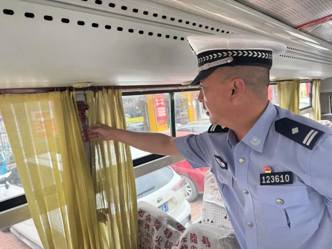 【全警警務(wù)建設(shè)年】擰緊校車“安全閥”，安達(dá)市公安局開(kāi)展校車安全專項(xiàng)檢查