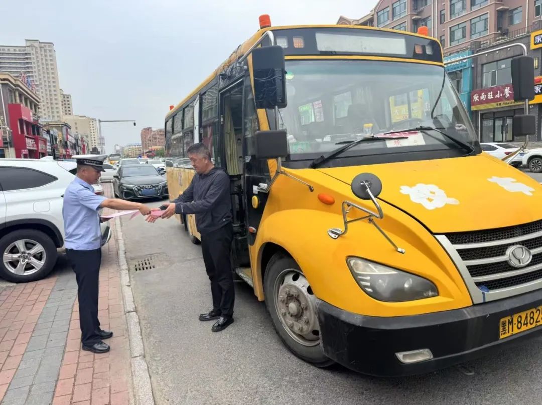 【全警警務(wù)建設(shè)年】擰緊校車“安全閥”，安達(dá)市公安局開(kāi)展校車安全專項(xiàng)檢查