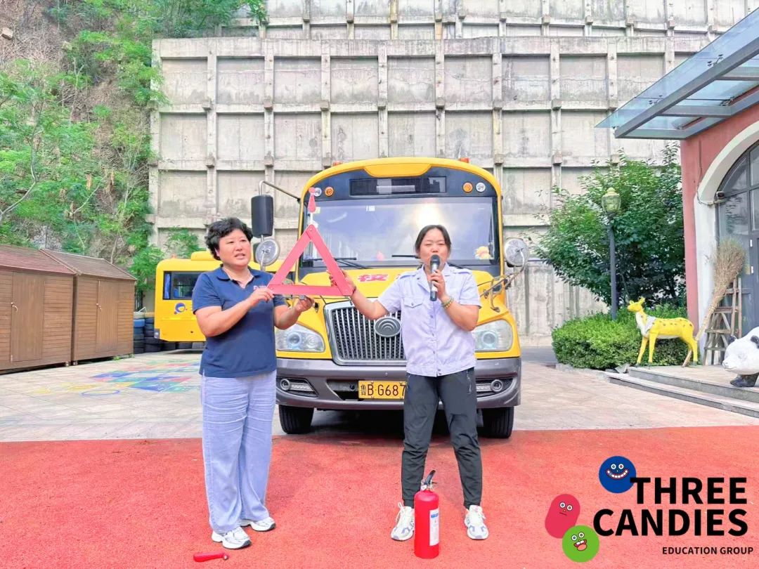 【校園安全】安全乘校車，平安伴我行——三顆糖御景新苑幼兒園校車安全應(yīng)急演練