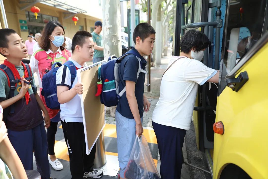 安全帶，生命帶——董李鳳美康健學(xué)校組織牢系安全帶校車演練