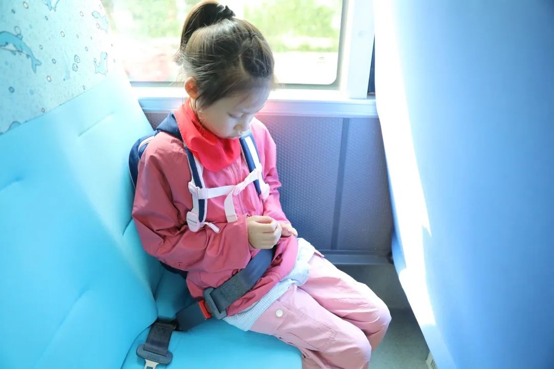 安全帶，生命帶——董李鳳美康健學(xué)校組織牢系安全帶校車演練