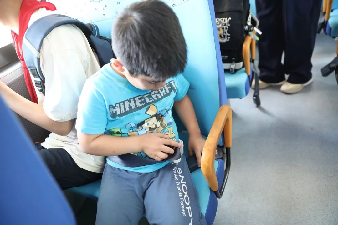 安全帶，生命帶——董李鳳美康健學(xué)校組織牢系安全帶校車演練