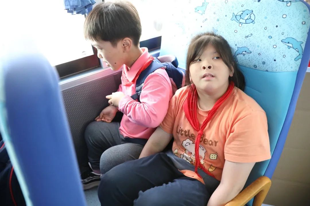 安全帶，生命帶——董李鳳美康健學(xué)校組織牢系安全帶校車演練