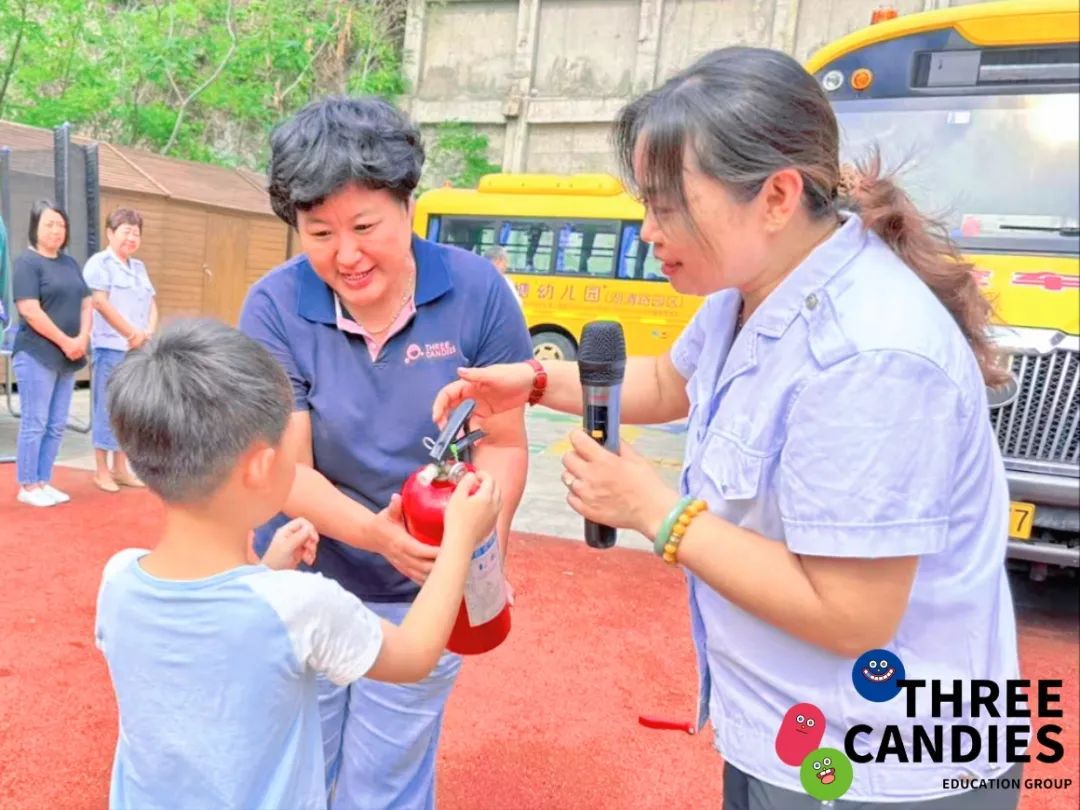 【校園安全】安全乘校車，平安伴我行——三顆糖御景新苑幼兒園校車安全應(yīng)急演練